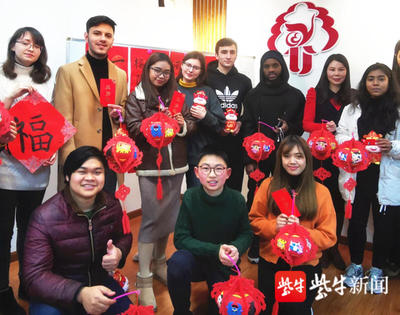 視頻|講年俗,寫福字,做牛燈,發壓歲錢…留學生過中國年,溫暖滿分!